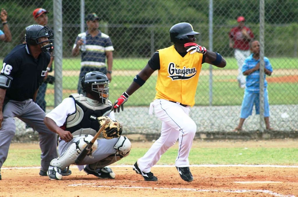 El cubano Josmany Guerra brillo con el bate y el guante en favor de los Granjeros